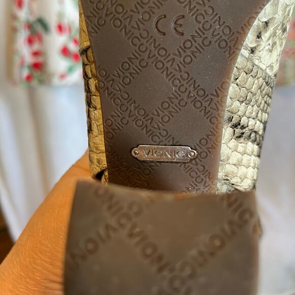 Vionic real snakeskin open toe ankle strap block heels size 6 preowned excellent - Picture 3 of 5
